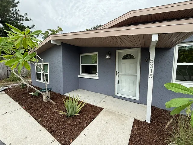 3 bed, 1.5 bath, 1024 sqft, $2,350 — Photo 2