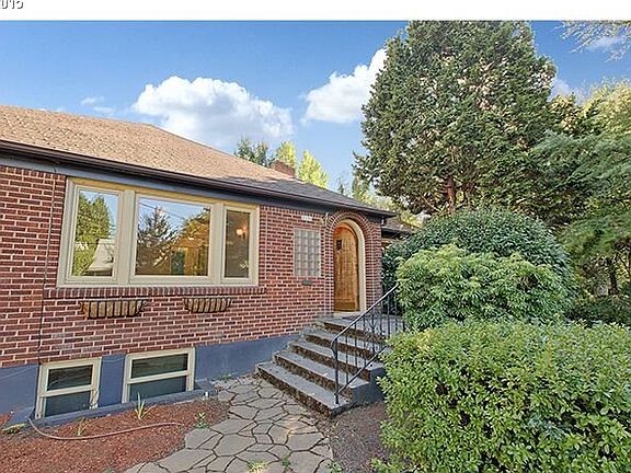 4th image of 2836 SE Washington St