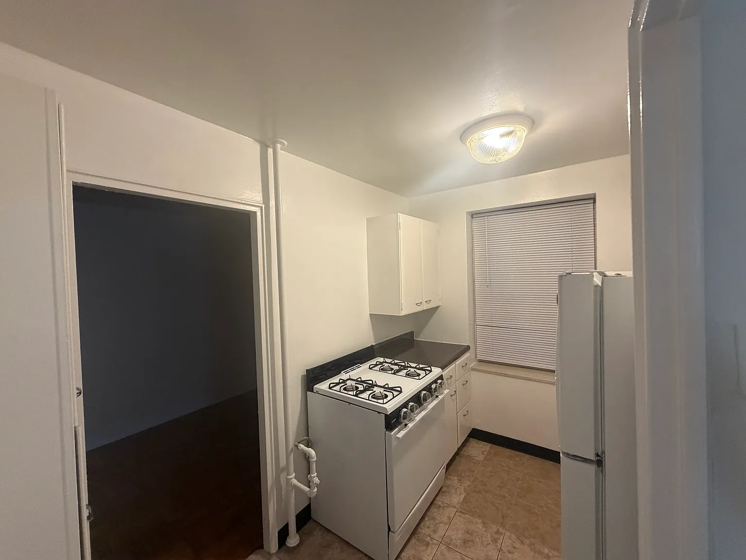 Studio, 700 sqft, $1,950 — Photo 3