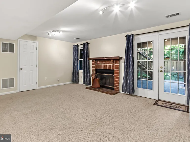 5719 Oakshore Ct — Photo 36