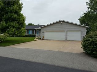 5735 Short St, Bettendorf, IA 52722