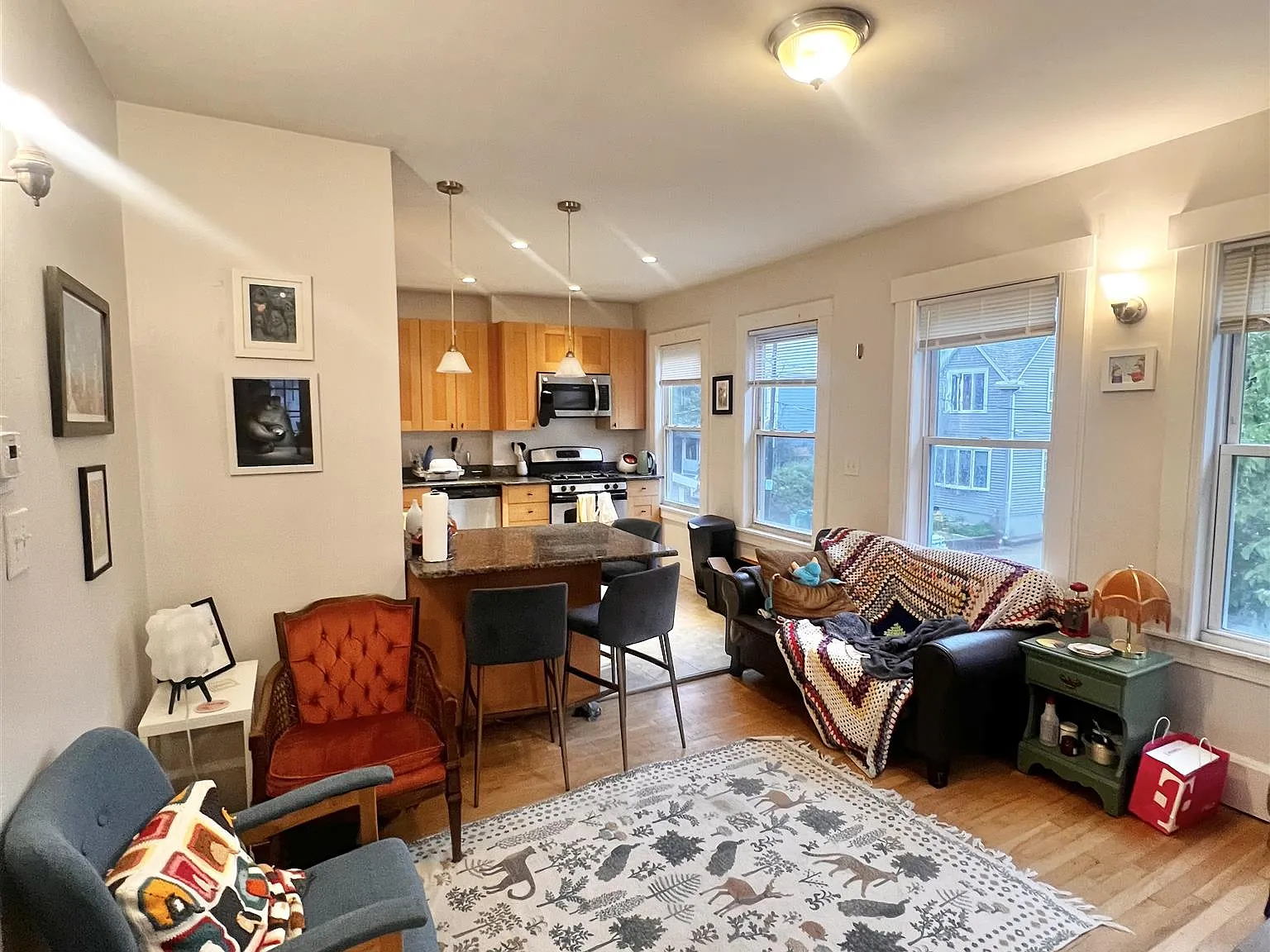 3 bed, 1400 sqft, $3,300 — Photo 3