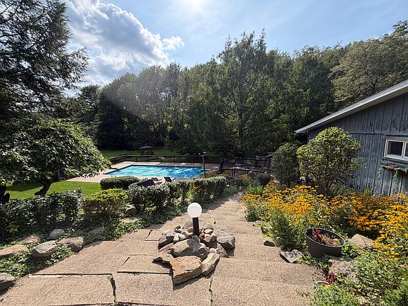4th image of 990 Deer Ln