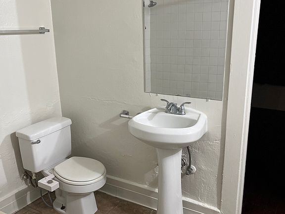 4th image of 1056 E Villa St #1