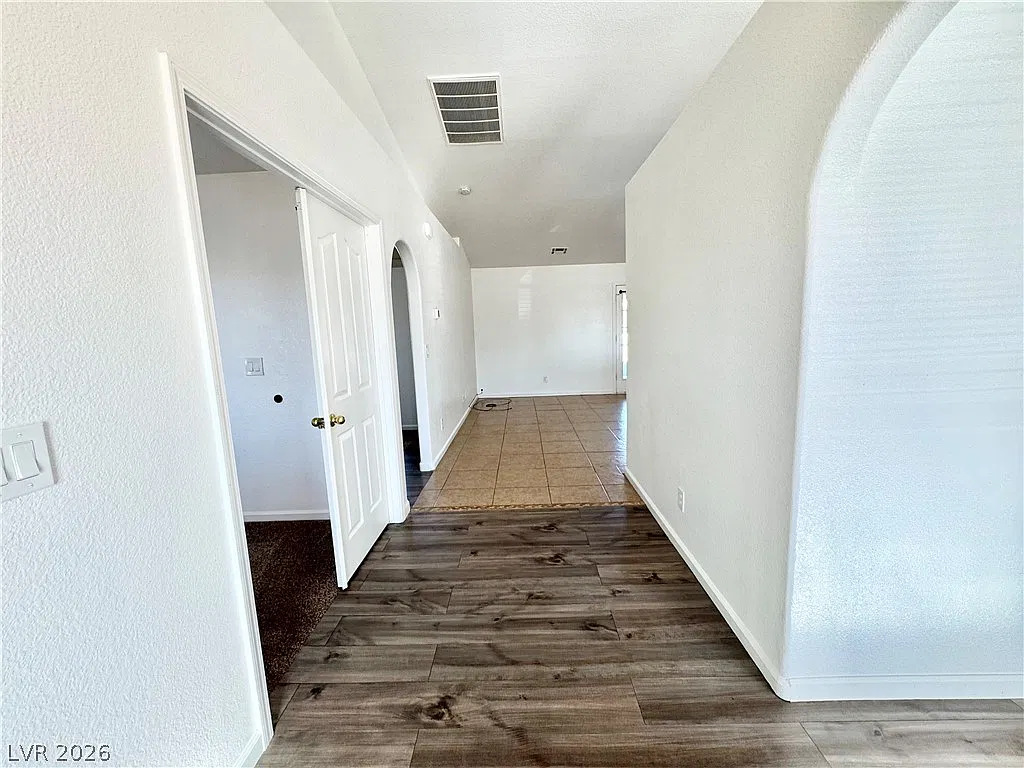 3 bed, 2.0 bath, 1393 sqft, $2,000 — Photo 2