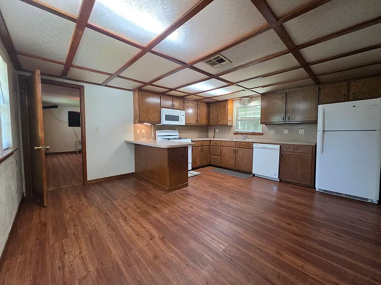 711 W Burns St — Photo 12