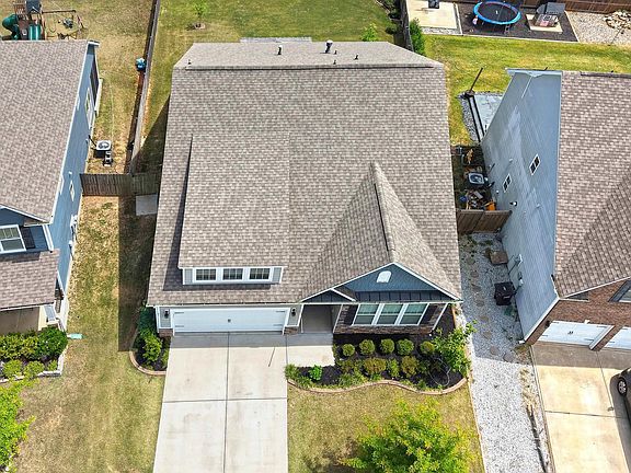 3rd image of 406 Raleighwood Ln