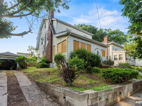 89 Pine Grove Ter, Newark, NJ 07106