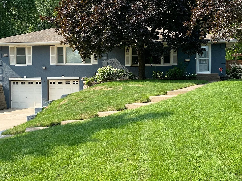 **5 BR 3 BA RAMBLER W/ HUGE FENCED YARD