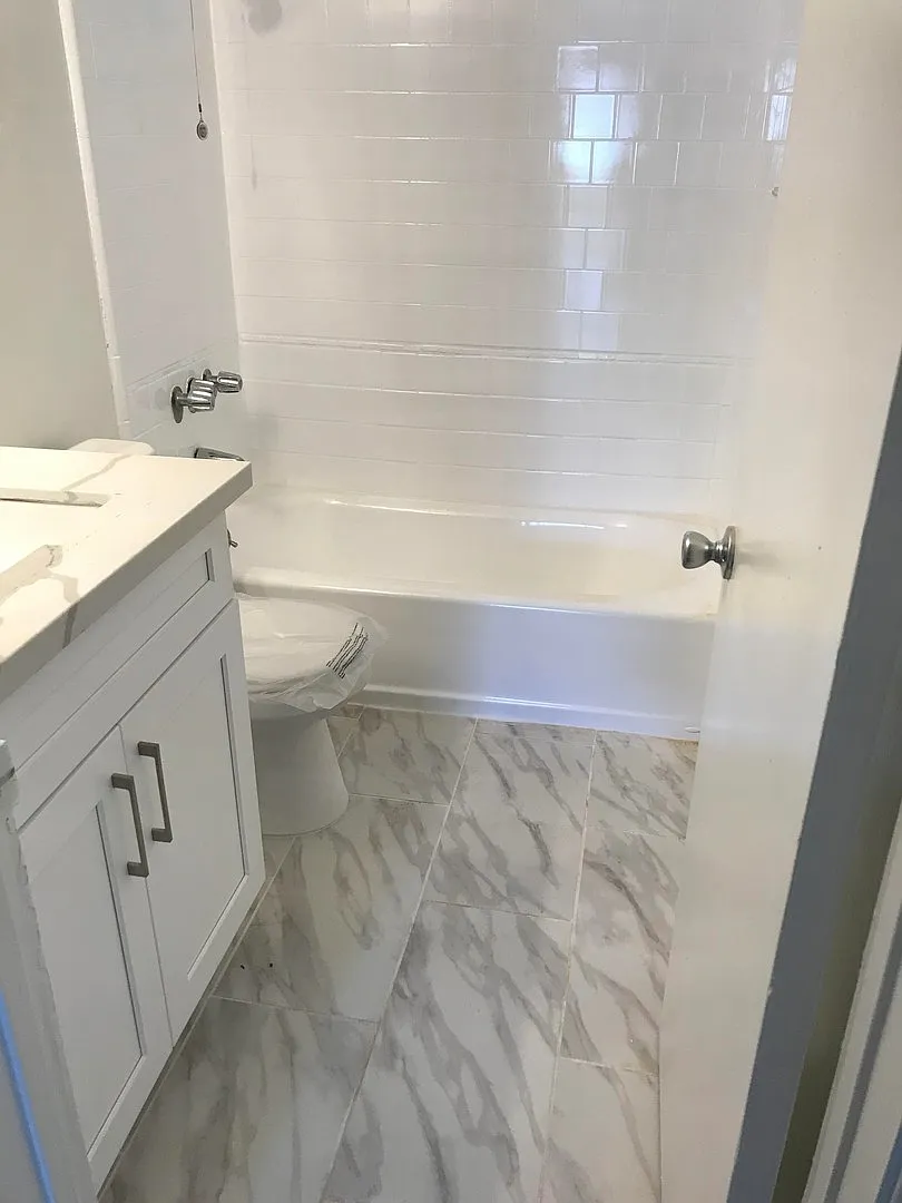 Spacious Units available - Great Location! -- Hollywood — Photo 4