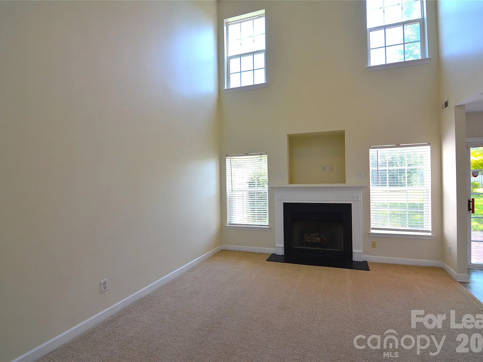 3 bed, 2.5 bath, 1624 sqft, $2,000 — Photo 2