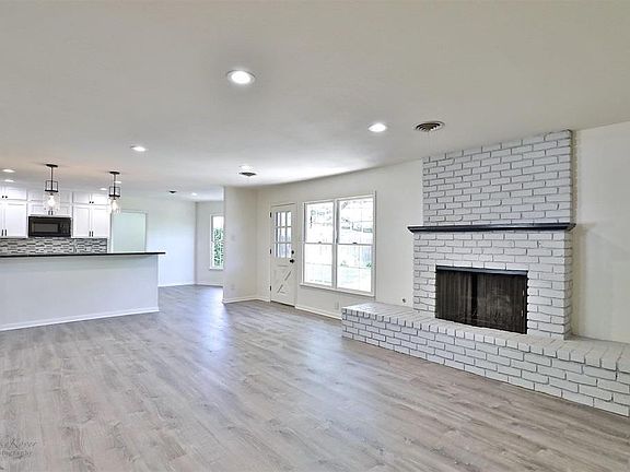 3rd image of 2101 Regent Dr