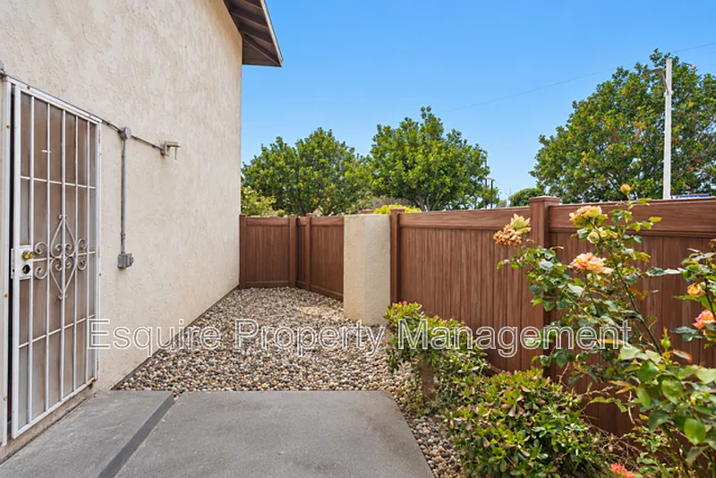 2 bed, 1.5 bath, 1000 sqft, $2,695 — Photo 2