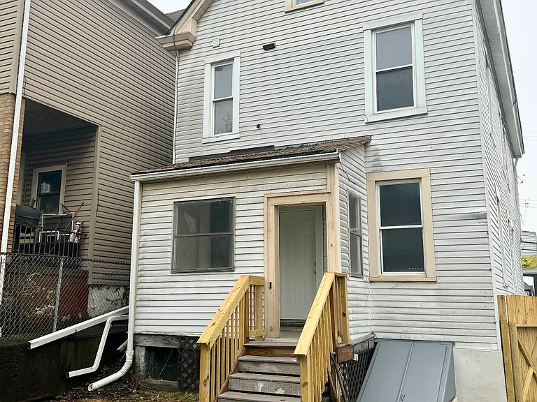 111 Churchill St — Photo 2
