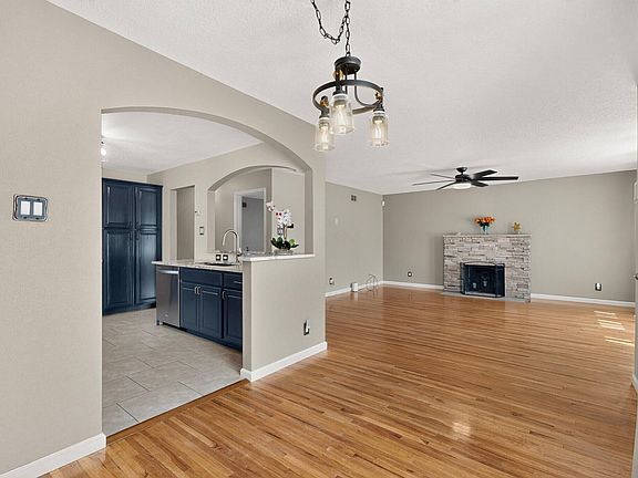 3rd image of 2709 Valencia Dr NE