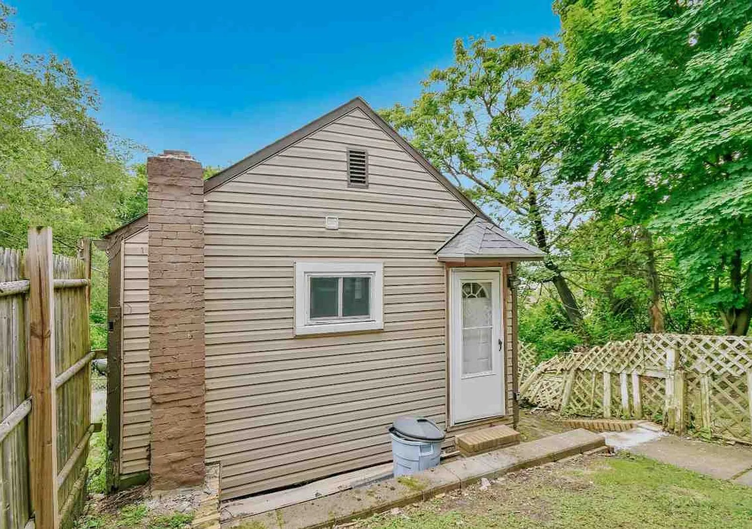 1423 Ridge Ave — Photo 3