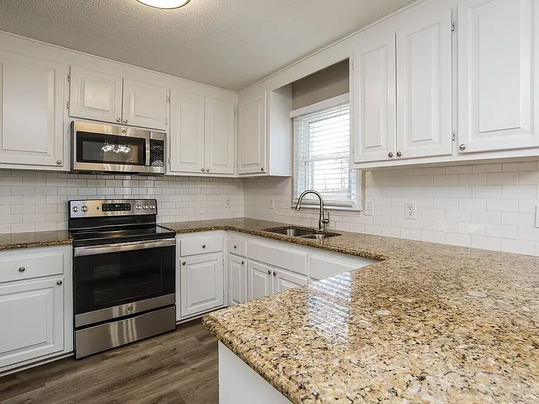 3007 Brittany Dr — Photo 7