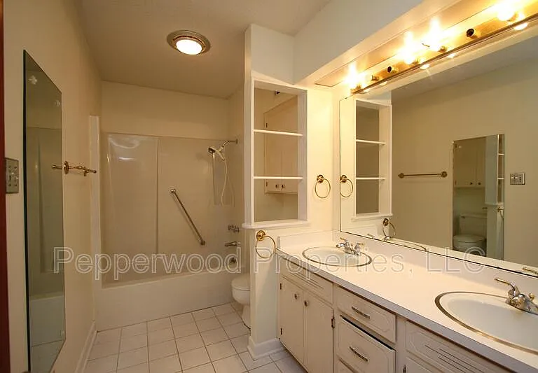 327 N Park Dr — Photo 22