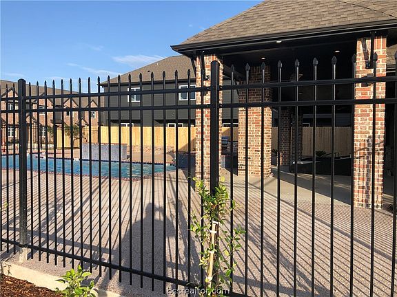 4th image of 1451 Associates Ave #601