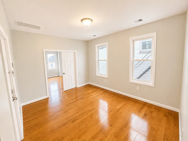 379 Hawthorne Ave #3 — Photo 6