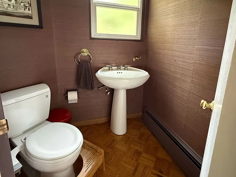 Powder room 1/2 bath