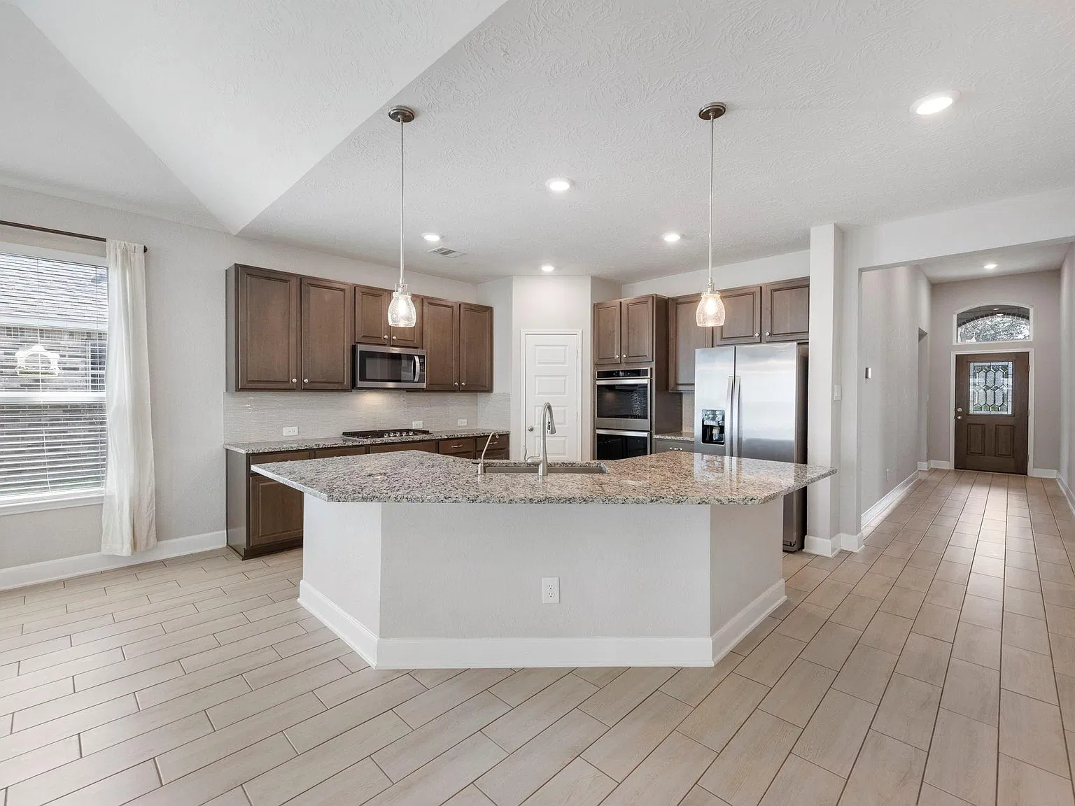 3 bed, 2.0 bath, 2166 sqft, $2,495 — Photo 4