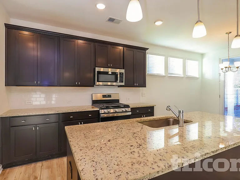 180 Everett Sq — Photo 3