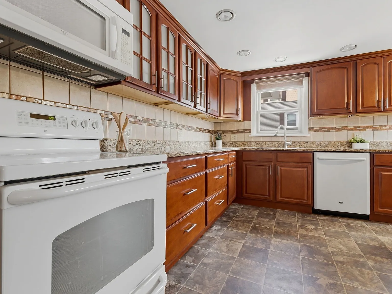 4 bed, 1600 sqft, $4,350 — Photo 2