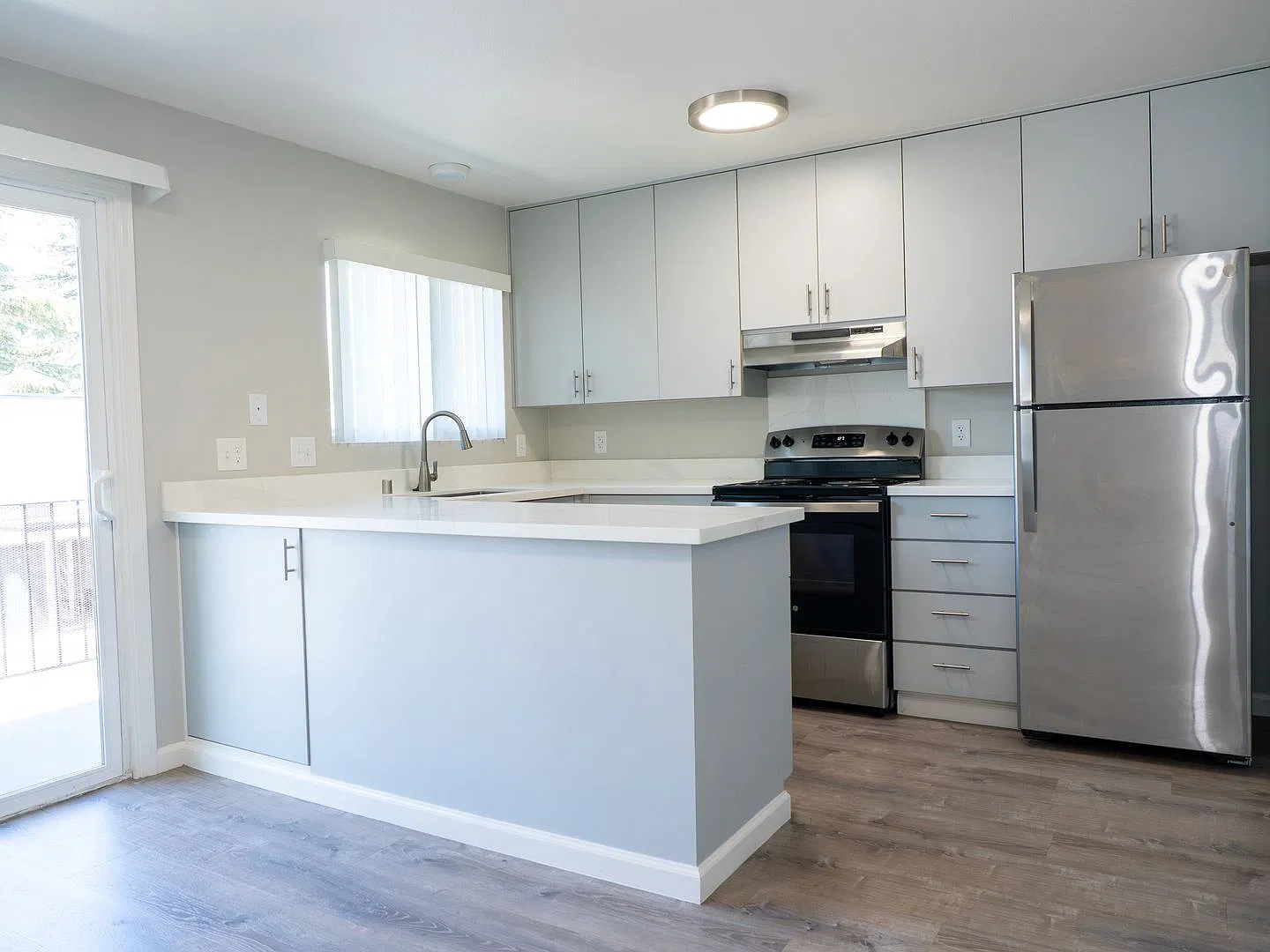 Bart Plaza Apartments — Photo 3