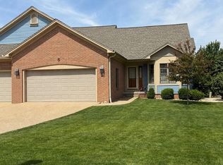 5 Spruce Ct, Bloomington, IL 61704