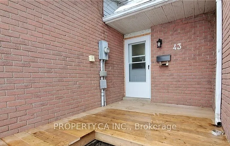 43 Barrett Cres — Photo 3