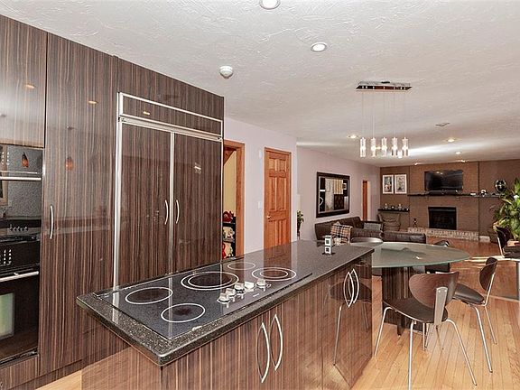 3rd image of 10 E Juniper Ln