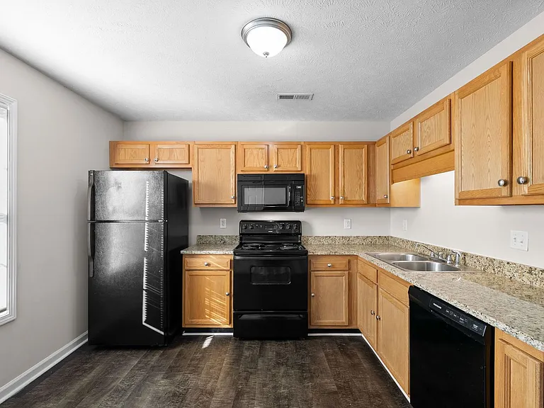 Executive Avenue-249 (x4) — Photo 10