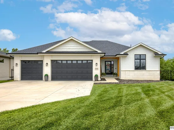 18244 Cheyenne Rd, Omaha, NE 68136