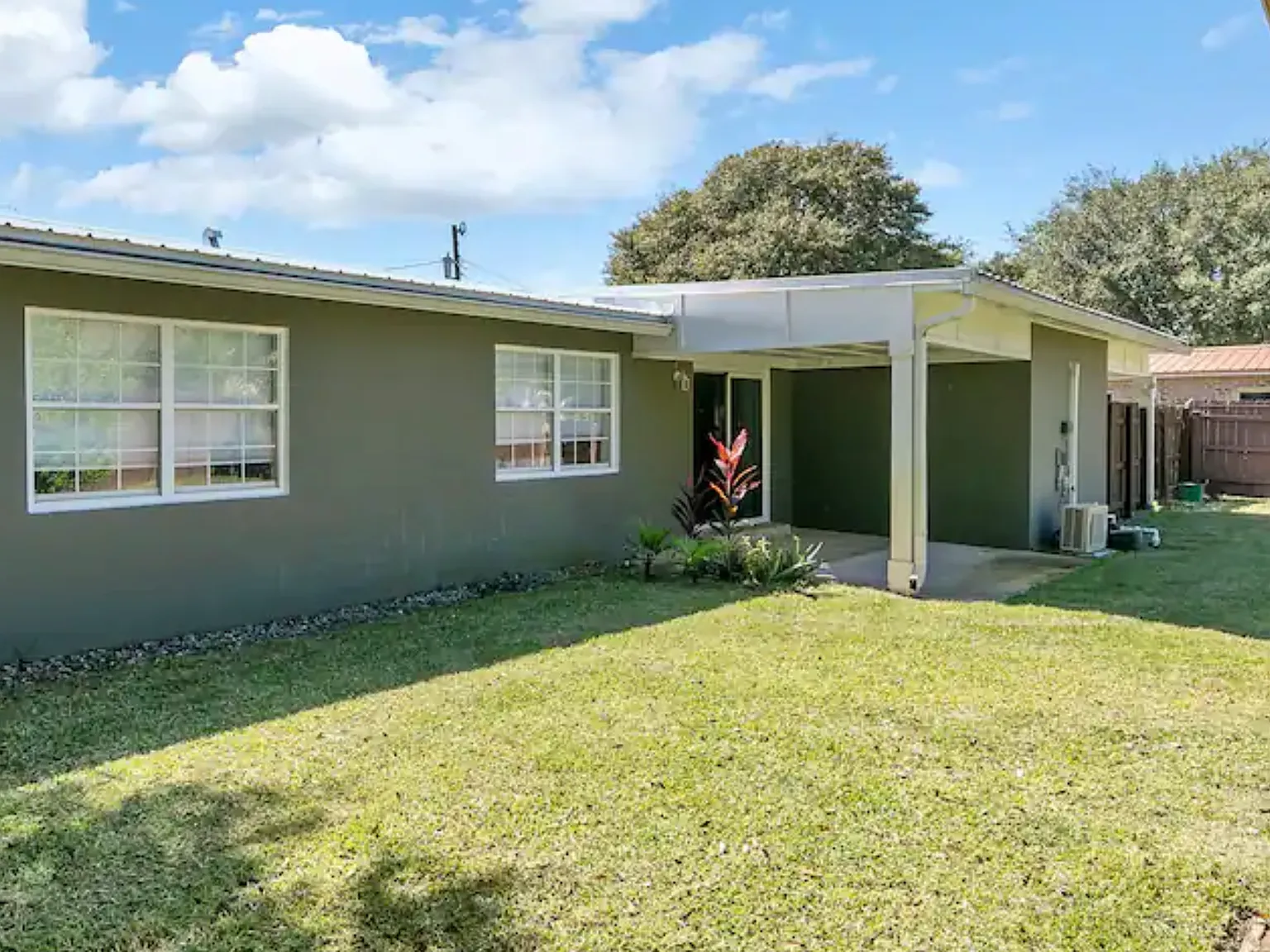 4 bed, 1350 sqft, $2,400 — Photo 1