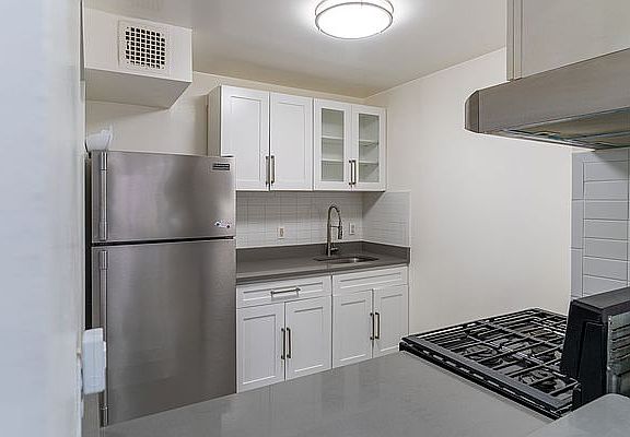 2nd image of 132 15th St APT 1