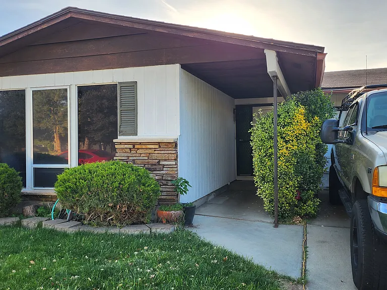 4852 N Sunderland Dr — Photo 1
