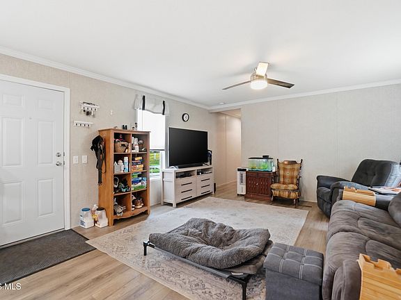 5th image of 833 Skye View Dr