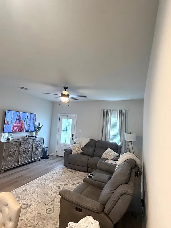 3 bed, 2.0 bath, 1356 sqft, $2,000 — Photo 4