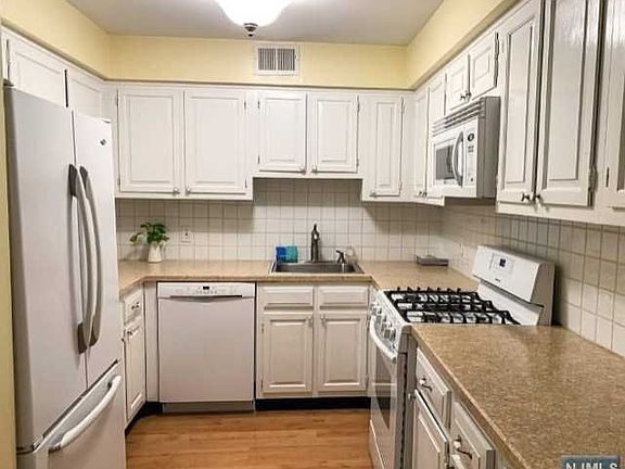 3rd image of 561 Sanderling Ct