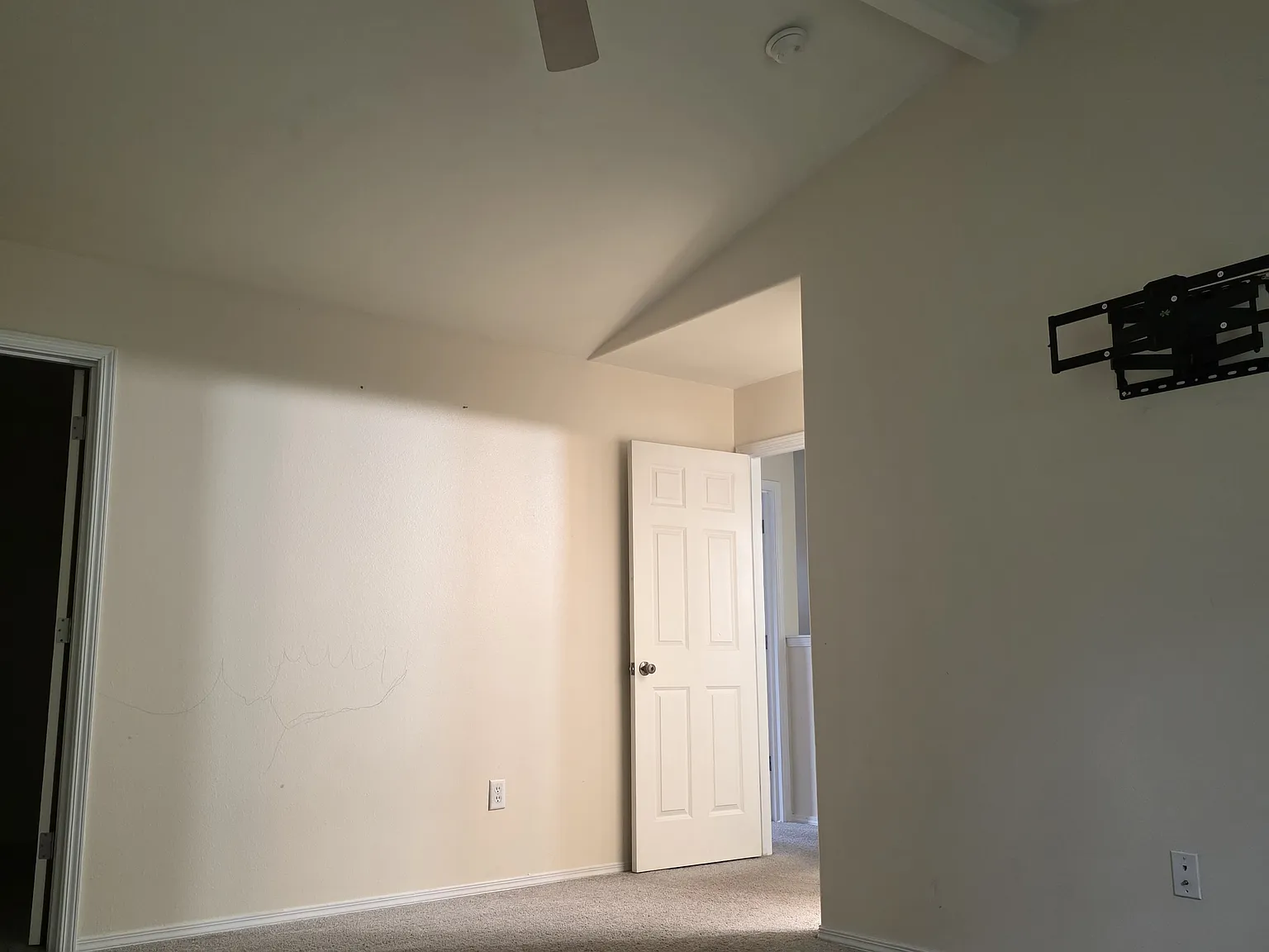 4 bed, 2.5 bath, 1827 sqft, $3,600 — Photo 4