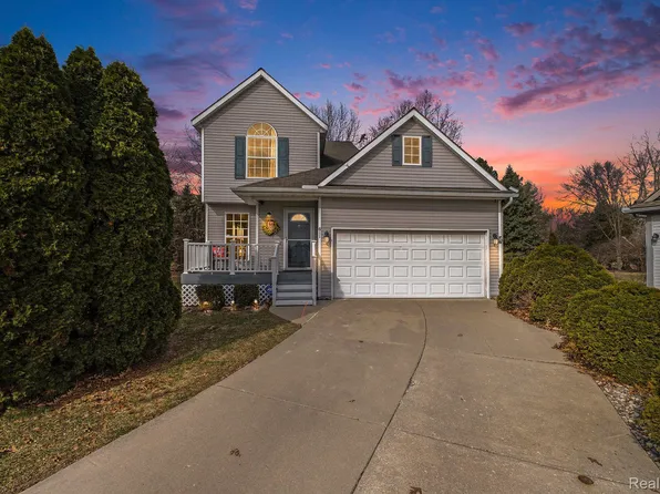 611 Heritage Cir, Fenton, MI 48430