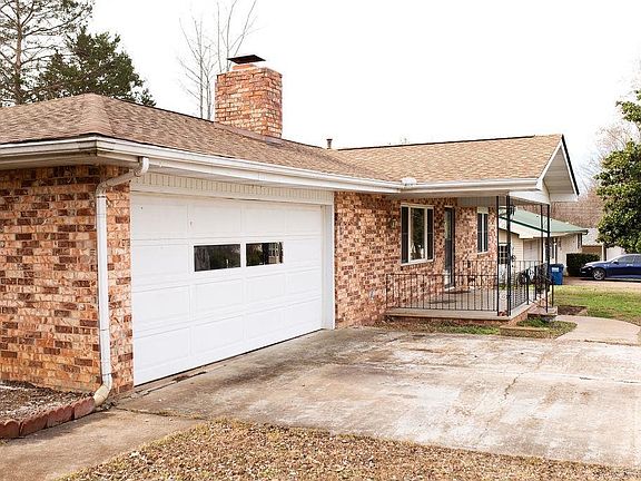 3rd image of 818 Locust St