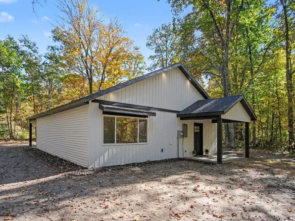 9066 Agawa Trl, Howard City, MI 49329