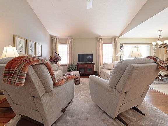 4th image of 2545 Laurie Dr