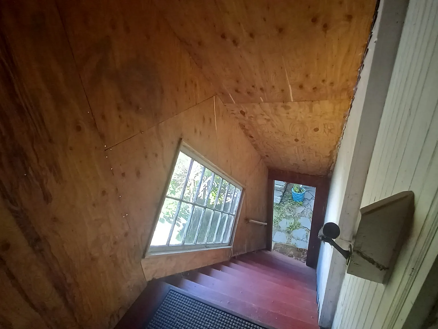 591 Railroad St — Photo 2