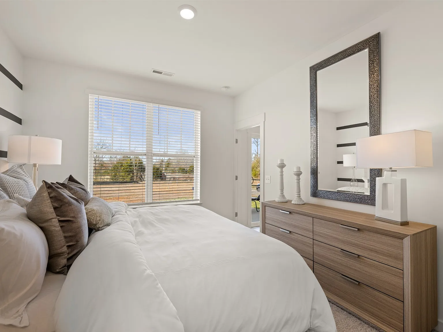 3 bed, 2.5 bath, 1729 sqft, $2,095 — Photo 3