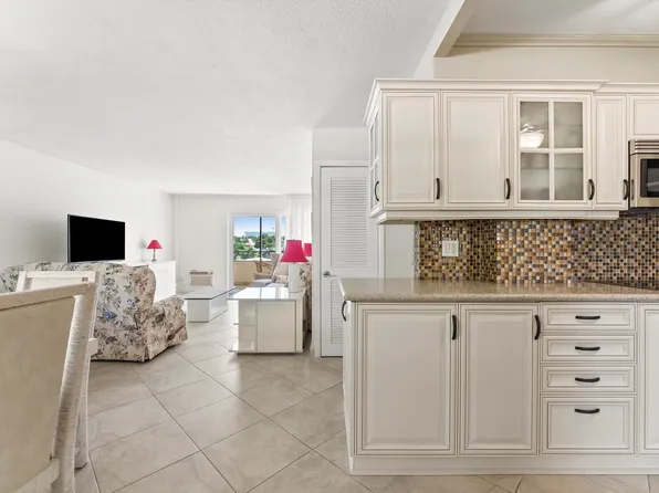 220 Kings Point Drive #210, Sunny Isles Beach, FL 33160