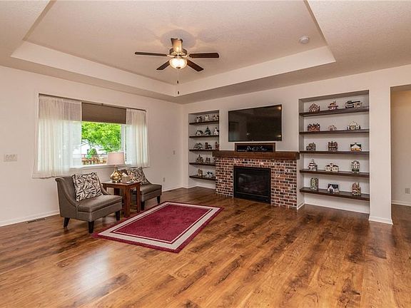 3rd image of 218 Park View Ln