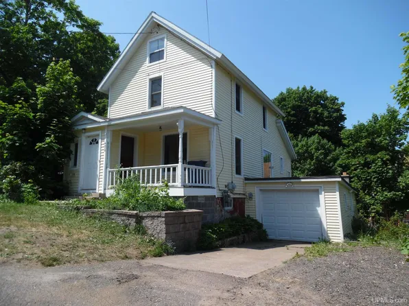 402 6th St, Houghton, MI 49931